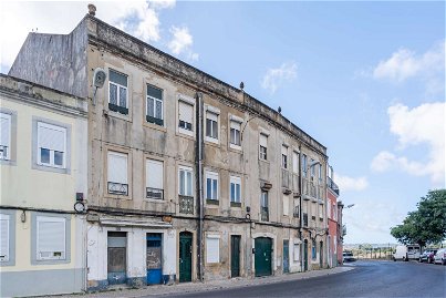Building and house with 24 units in need of renovation, Campo de Ourique, Lisbon 1638649306