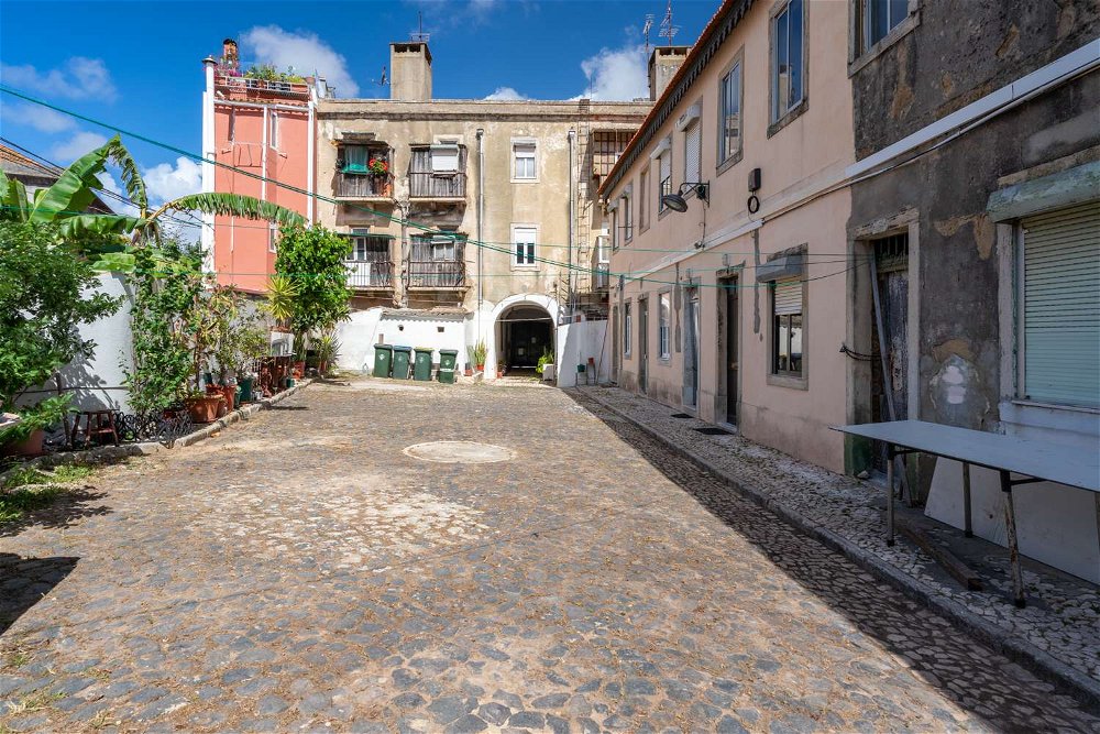 Building and house with 24 units in need of renovation, Campo de Ourique, Lisbon 1638649306