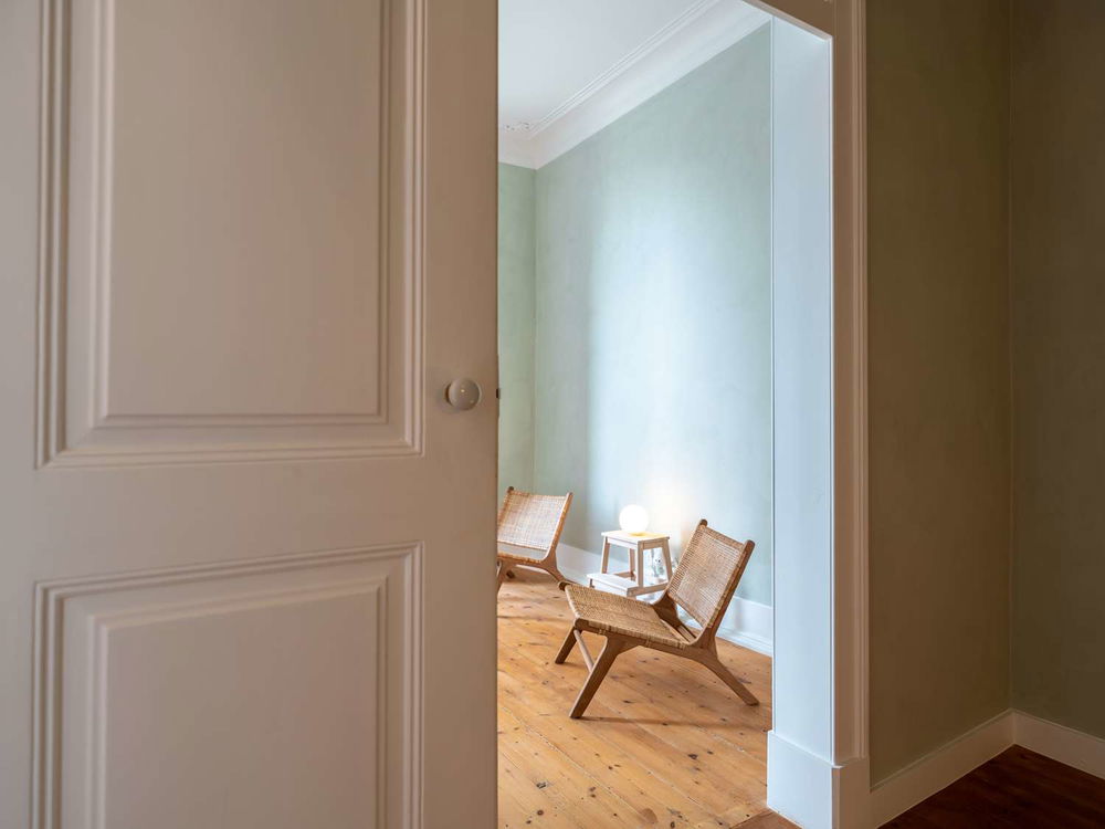 Renovated 2+1-bedroom apartment with patio near Sé Cathedral in Lisbon 1927945973