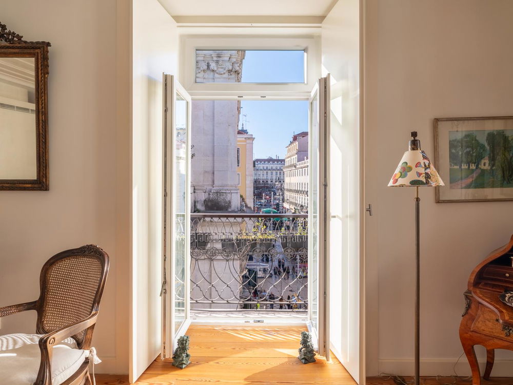 3- bedroom flat with terrace | 261 m2 in Chiado 691891677