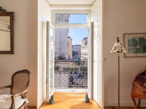 3- bedroom flat with 261 m2 in Chiado 691891677