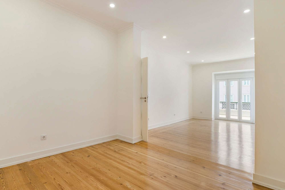 Renovated 3+1-bedroom apartment in Areeiro 4109560655