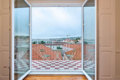 4+2-bedroom renovated flat with views over the River Tagus, in Lapa, Lisbon 2308199981