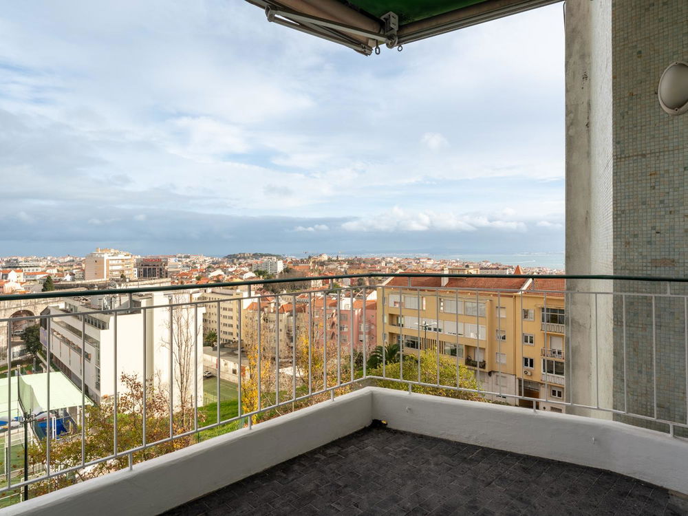 3-bedroom apartment with terrace and river view in Lisbon 2594361813