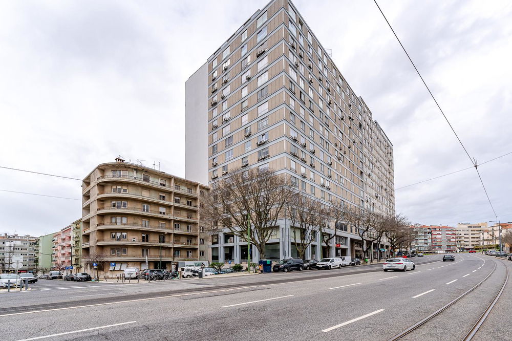 3-bedroom apartment with balcony located in the Amoreiras area, Lisbon. 868910411