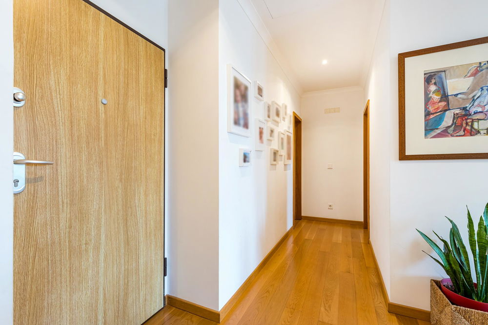 3- bedroom flat with terrace in a private condominium in Oeiras 1561269297