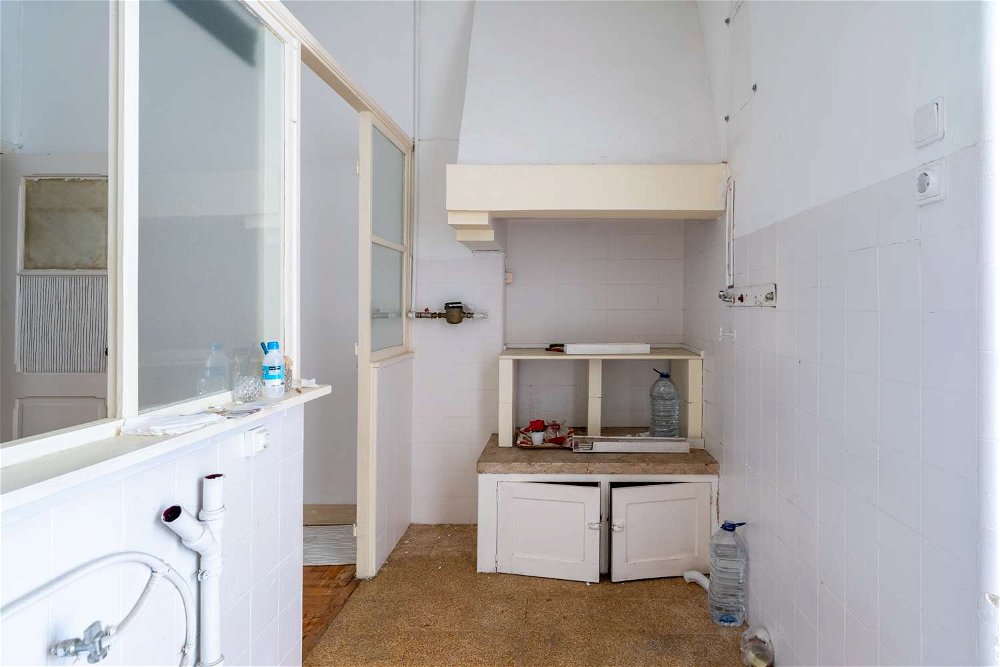 2-bedroom apartment and patio requiring work in Estrela 2526908784