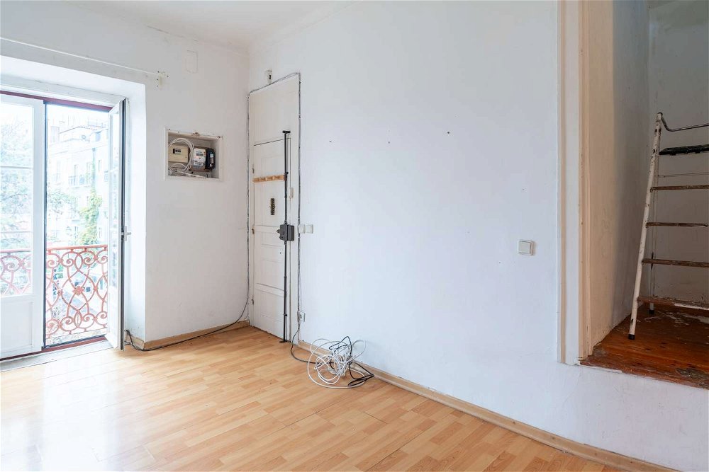 2-bedroom apartment in need of complete renovation in Bica, Lisbon 3299411029