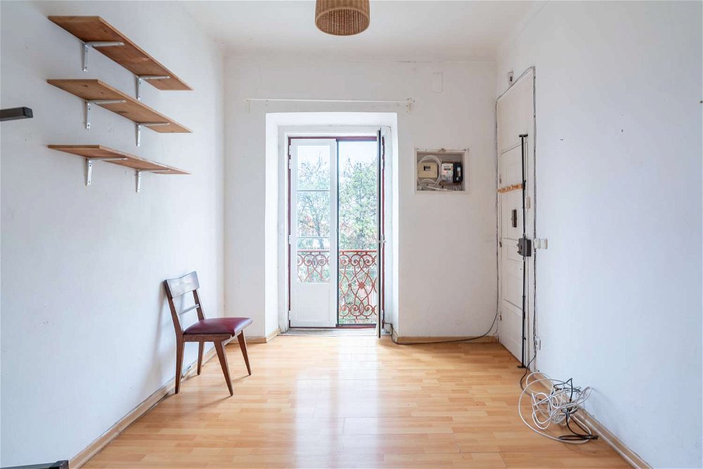 2-bedroom apartment in need of complete renovation in Bica, Lisbon 3299411029