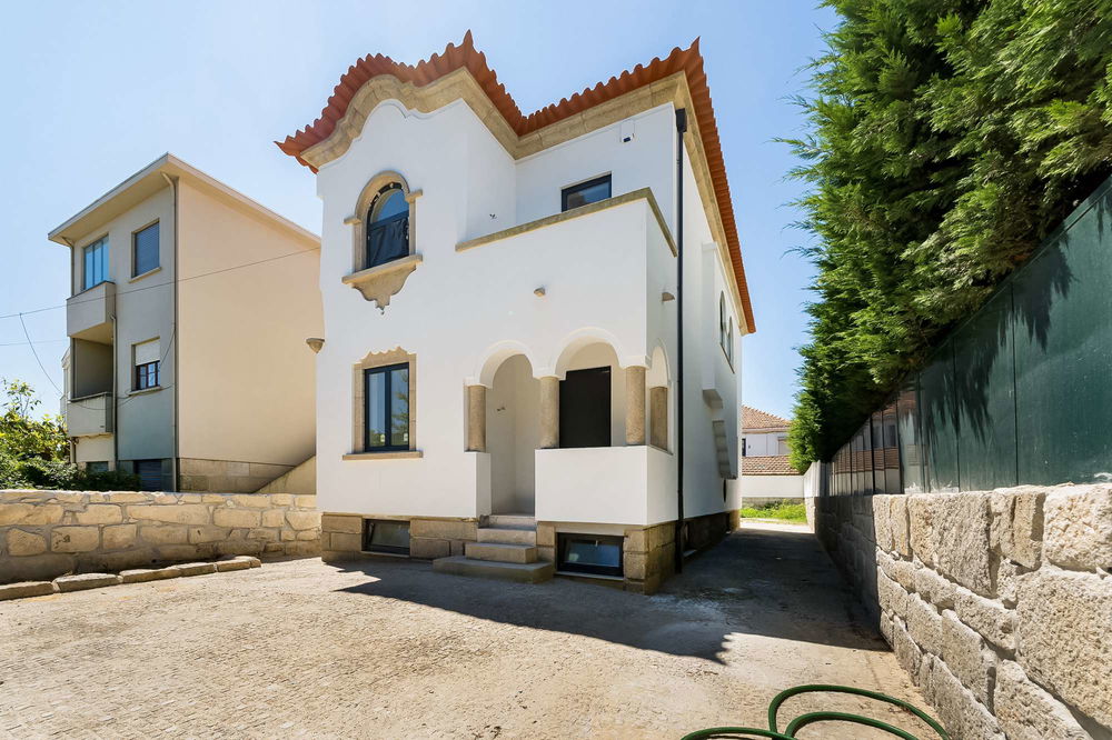 3-bedroom house converted into 4-bedrooms with a swimming pool in Serralves, Porto 4211687592