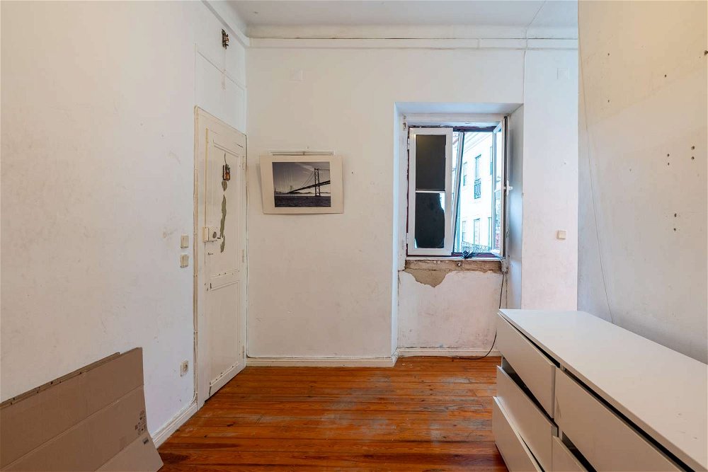 0+1-bedroom apartment in need of complete renovation in Bica, Lisbon 4286030497