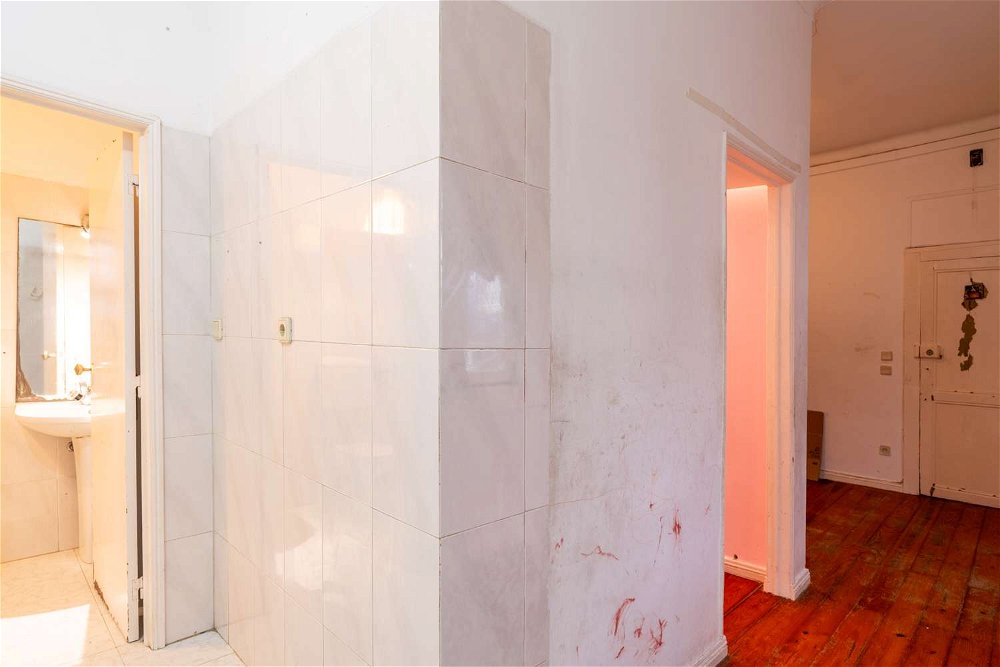 0+1-bedroom apartment in need of complete renovation in Bica, Lisbon 4286030497