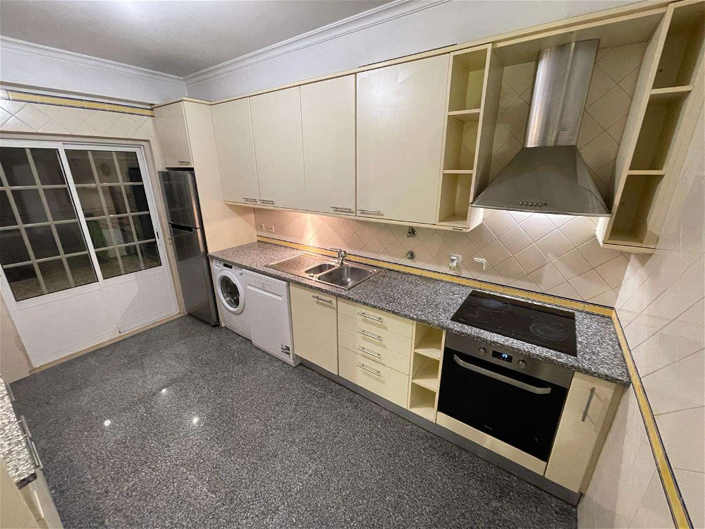 3+1 bedroom villa with garage in São Pedro do Estoril 4288372604