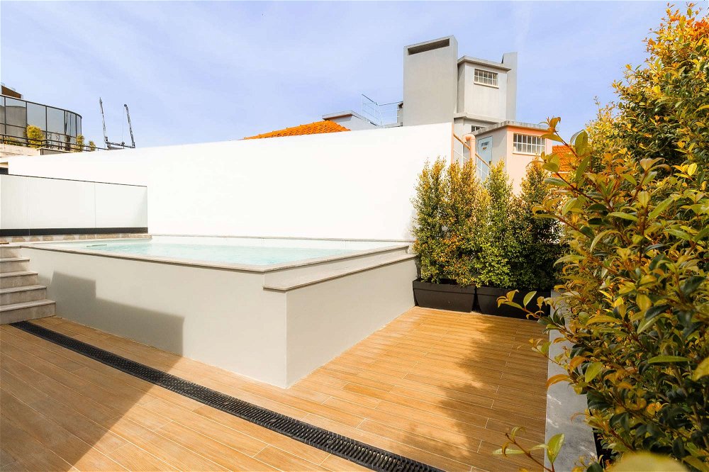 Five-bedroom penthouse with a swimming pool and terraces in Avenidas Novas 480375157