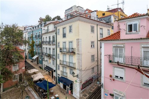 1+1-bedroom apartment in need of complete renovation in Bica, Lisbon 877251294