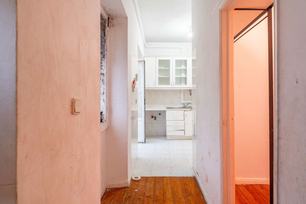 1+1-bedroom apartment in need of complete renovation in Bica, Lisbon 877251294