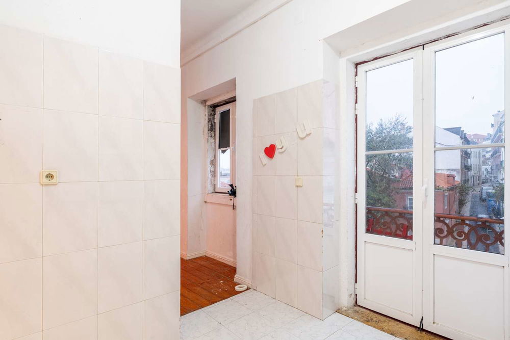 1+1-bedroom apartment in need of complete renovation in Bica, Lisbon 877251294