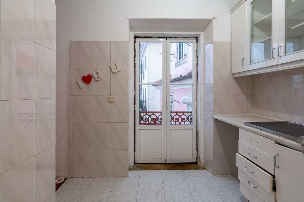 1+1-bedroom apartment in need of complete renovation in Bica, Lisbon 877251294