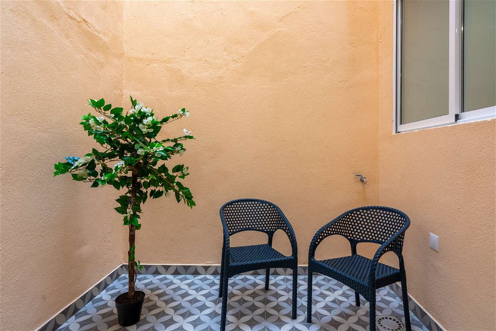 Renovated 2-bedroom apartment with terrace in São Domingos de Benfica 946655631