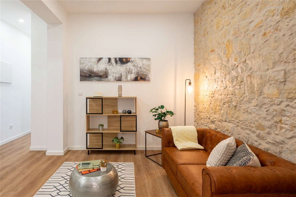 Renovated 2-bedroom apartment with terrace in São Domingos de Benfica 946655631