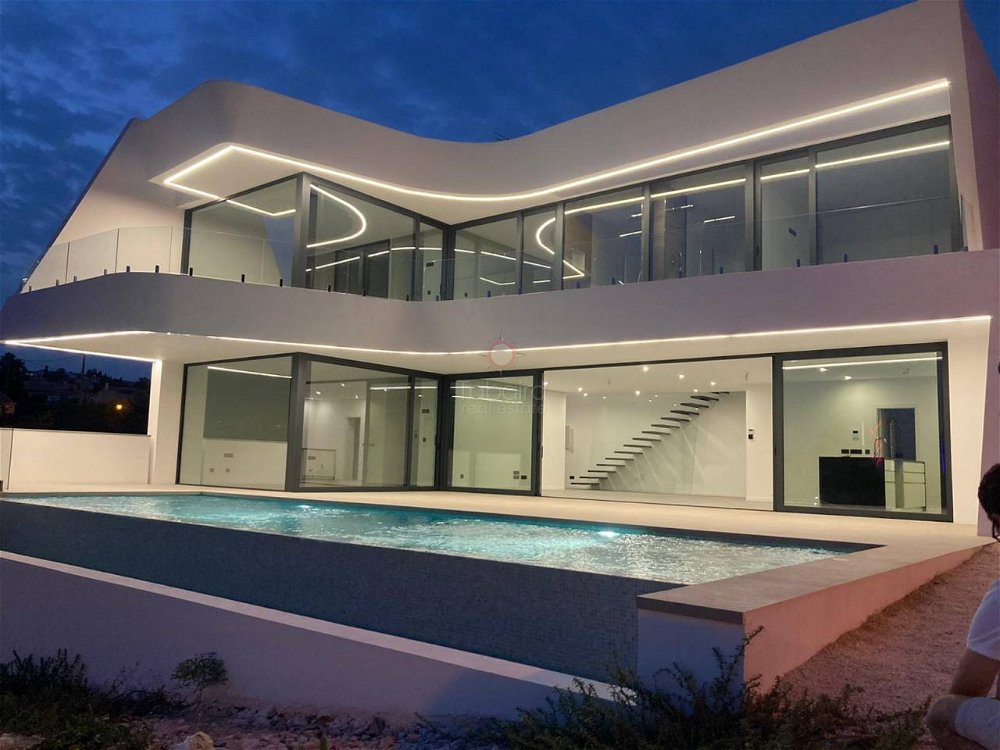 ​Villa in Calpe, is built on a 922m2 plot in a modern architectural style designed by the well-known architect. 187408677