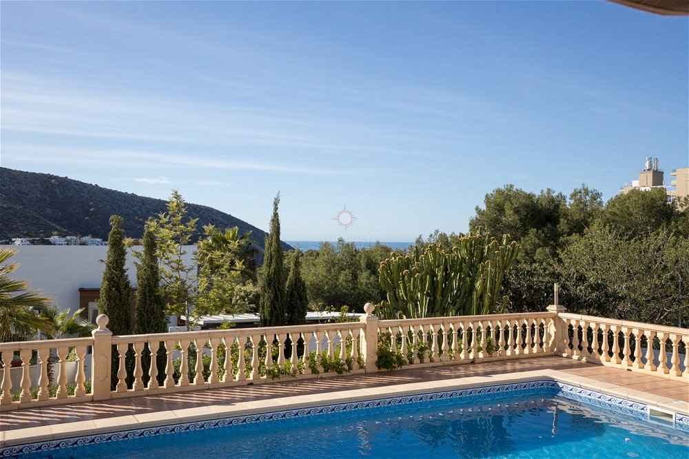 ​Want a villa with sea views next to the beach of El Portet? 205038223