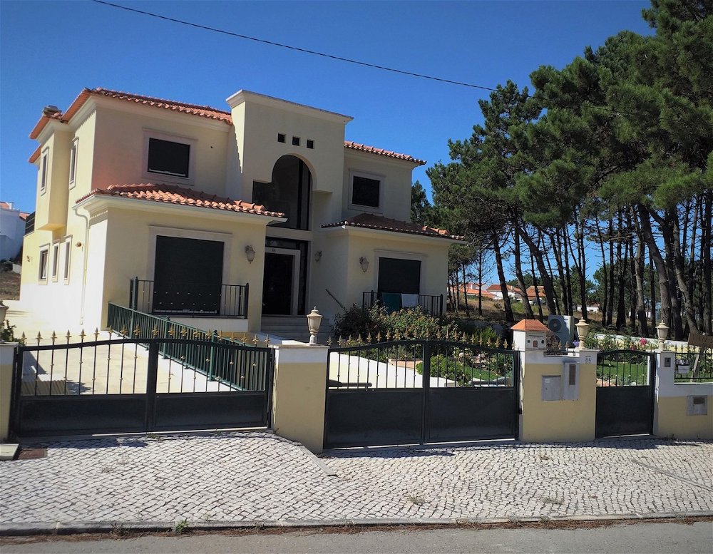 Villa with 4 suites located 1 km from Salir do Porto beach 3474057325