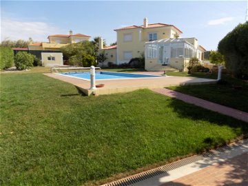 House 10 minutes from the beach near Lourinhã 332455419